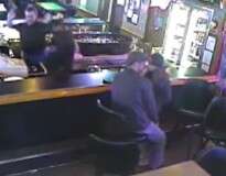 Vídeo: casal apaixonado não percebe assalto dentro de bar em que estavam porque não paravam de se beijar