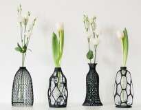 Vasos elegantes são projetados para armazenar uma garrafa Pet dentro