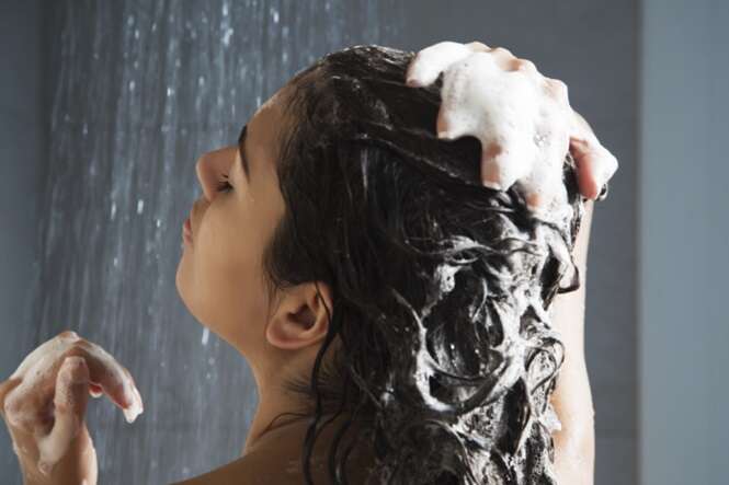 Pequeno erro durante o banho pode ser o culpado por você não conseguir acabar com a caspa