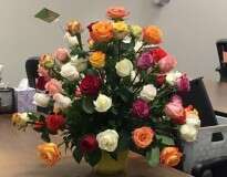 Marido falecido manda flores e presentes à esposa há dois anos em todas as datas especiais do casal