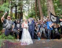Recém-casados fazem foto com gangue que encontraram durante ensaio e imagem se torna sensação no Facebook