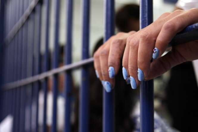 Detenta transexual colocada em prisão masculina é estuprada mais de 2.000 vezes