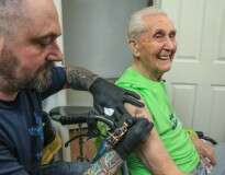 Idoso comemora aniversário de 104 anos fazendo tatuagem em ato beneficente