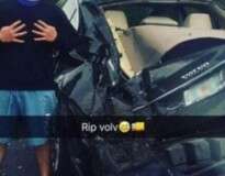 Adolescente posta foto ao lado de carro destruído após escapar com vida de acidente que matou motorista do outro veículo