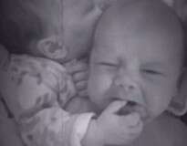 Vídeo flagra momento adorável em que bebê “empresta” seu dedo polegar para irmão gêmeo parar de chorar