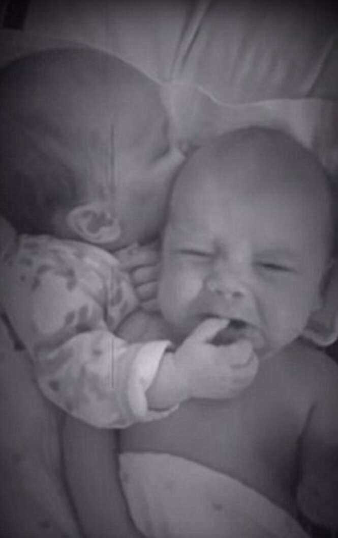 Bebê “empresta” seu dedo polegar para irmão gêmeo parar de chorar