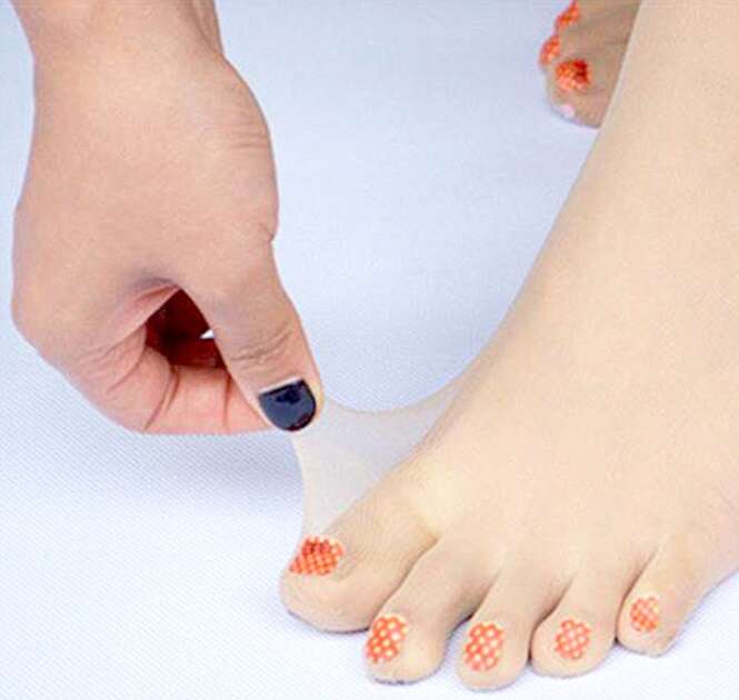 Japoneses inventam meia-calça para quem tem preguiça de fazer as unhas dos pés