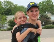 Adolescente anda 178 km com irmão deficiente nas costas para aumentar a consciência sobre a paralisia cerebral