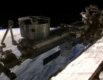 Vídeo: suposto OVNI aparece em transmissão ao vivo da NASA e agência espacial corta transmissão