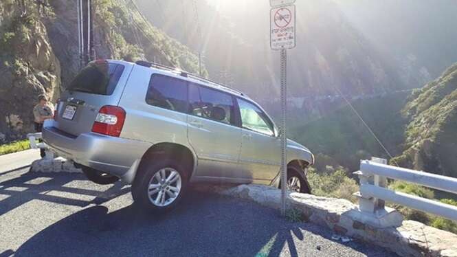 Motorista escapa de cair em penhasco