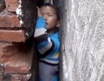 Vídeo mostra momento em que bombeiros tentam retirar menino de 6 anos preso entre duas paredes