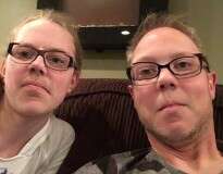 Foto de incrível semelhança de pai e filha após trocarem de rosto em aplicativo de celular bomba na internet