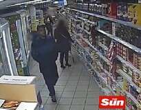 Tarado é flagrado filmando por baixo de saia de mulher dentro de supermercado e agora é procurado pela polícia
