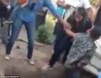 Vídeo flagra momento bizarro em que mulher tenta impedir que enterro aconteça