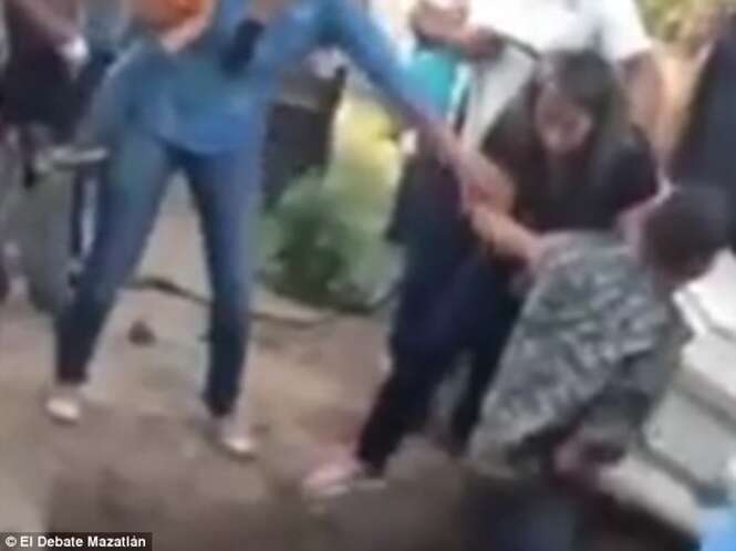 Vídeo flagra momento bizarro em que mulher tenta impedir que enterro aconteça
