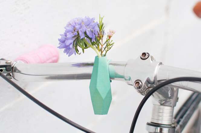 Que tal decorar sua bicicleta com um pequeno vaso de flor?