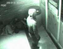Câmera de segurança flagra homem fantasma atravessando porta fechada de loja e cena repercute na internet