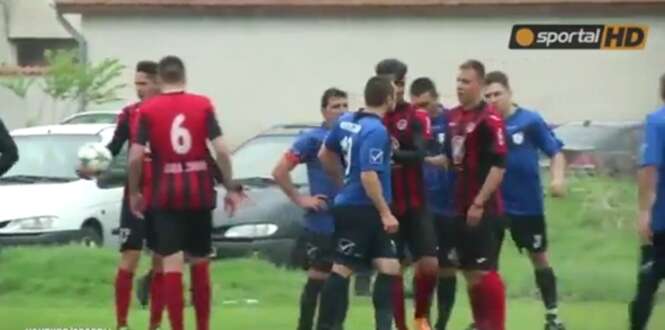 Jogadores de campeonato búlgaro de futebol têm atitude infantil ao iniciar “guerra de água” 