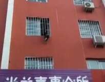 Vídeo tenso mostra criança presa pela cabeça em grade de janela no apartamento de sua família