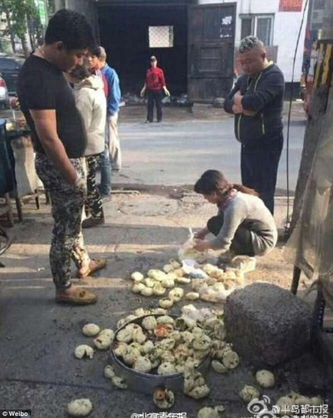 Homem pisoteia pães caseiros de vendedora ambulante