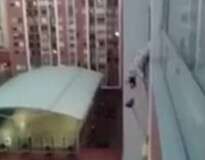 Vídeo: homem arrisca a vida escalando prédio para salvar cão que estava pendurado na borda de varanda