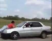 Vídeo: traído amarra esposa no capô de carro e acelera em alta velocidade após descobrir adultério
