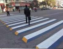 Cidade indiana cria ilusão de ótica em faixas de pedestres que “força” motoristas a pararem veículos