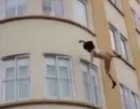 Vídeo: mulher salta do 3º andar de prédio em chamas usando somente roupas íntimas