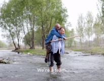 Vídeo: homem cego e amigo sem braços trabalham juntos para plantarem floresta inteira