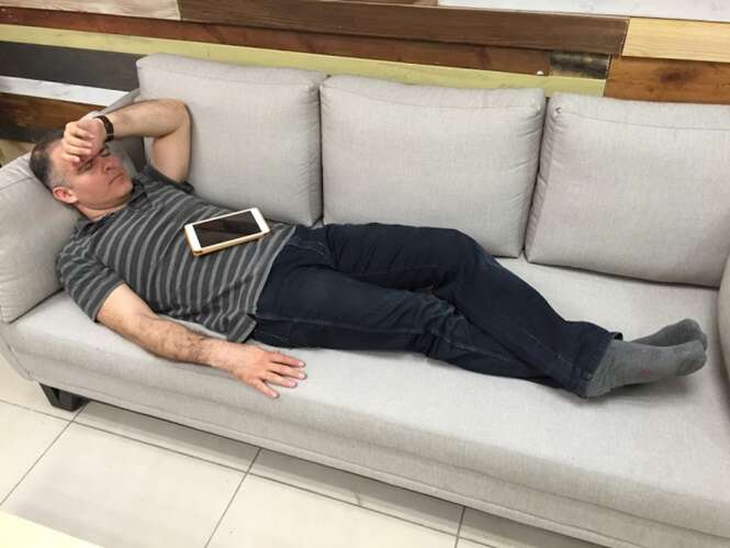 Chefe dorme no trabalho e funcionários fazem memes hilários