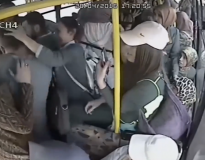 Pervertido tira membro e começa a esfregar em mulheres dentro de ônibus lotado, mas acaba se dando mal