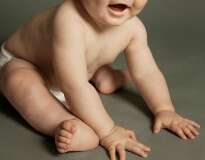 Bebê nasce com rara condição que o faz ter “impulsos sexuais” e crescimento de pelos faciais e corporais