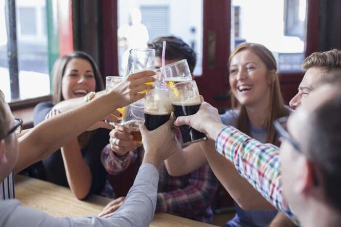 Coisas que acontecem quando saímos com os amigos para beber