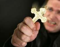Padre exorcista revela como diferenciar alguém possuído de um doente mental