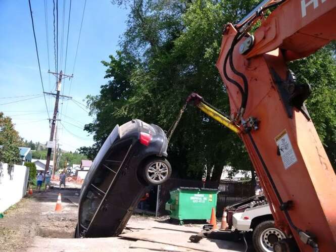 Idoso que criticava esposa por ter pouca habilidade ao volante cai em enorme buraco