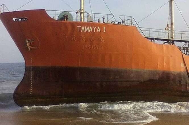 Misterioso navio fantasma aparece sem ninguém a bordo em praia