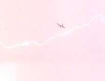Vídeo impressionante registra momento em que avião é atingido por raio durante voo