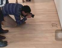 Adolescente coloca óculos no chão e engana visitantes de museu de arte moderna