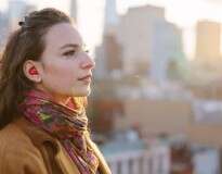 Fone de ouvido inovador promete traduzir conversas de idiomas diferentes em tempo real
