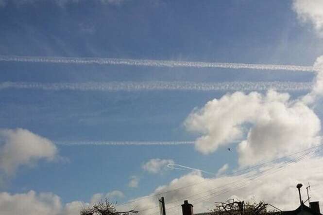 Motoristas fotografam rastros bagunçados no céu e ficam confusos 