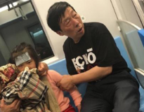 Idoso cede sua jaqueta para criança doente vomitar em metrô e recebe elogios na internet