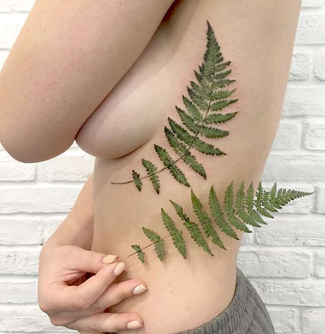 Tatuadora usa folhas reais para estampar a beleza da flora na pele de clientes