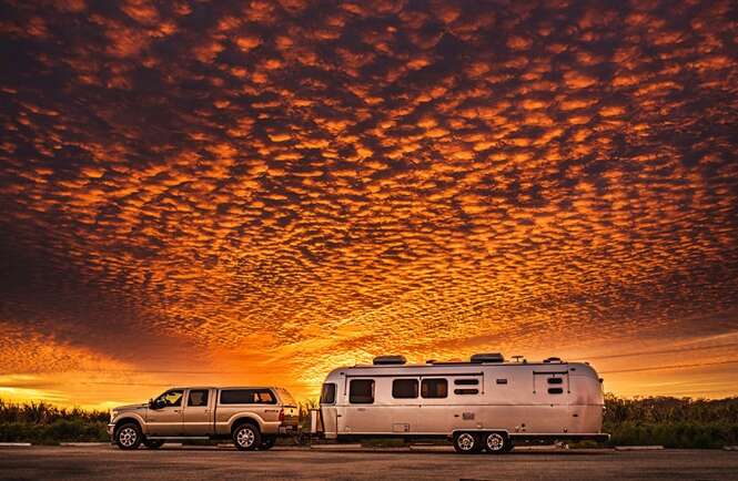 Homem vende tudo e compra um trailer para viajar pelos EUA com a família