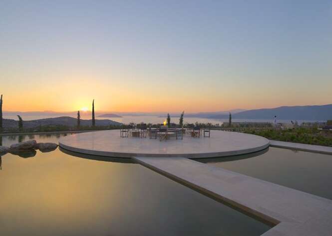 Resort grego impressiona pelas vistas deslumbrantes Resort grego impressiona pelas vistas deslumbrantes