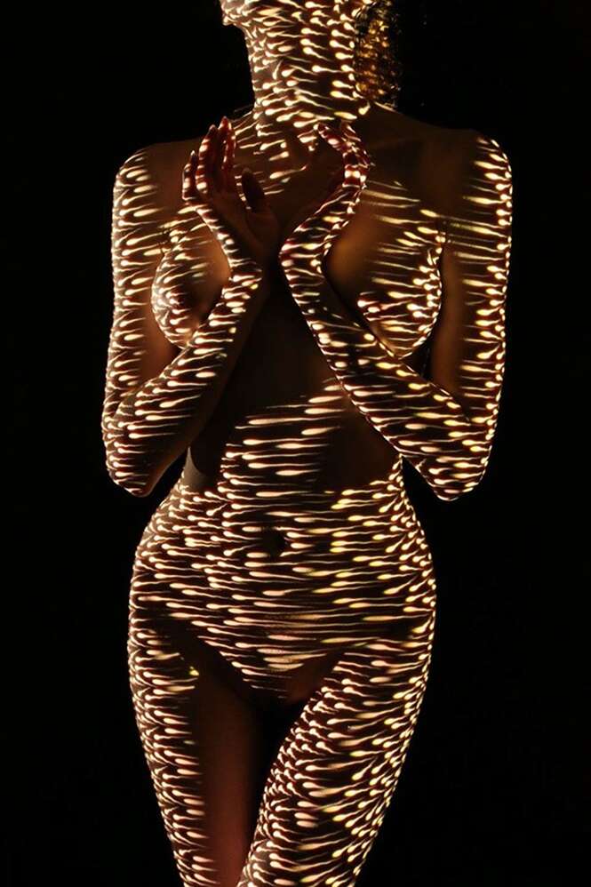Fotógrafo veste modelos nus com luzes e sombras