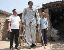 Homem mais alto da China poderá finalmente caminhar após ganhar cirurgia de hospital