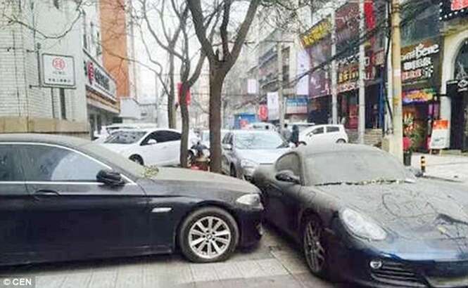 Motorista deixa veículo estacionado há mais de um ano na rua