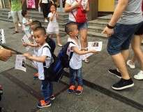 Trigêmeos de cinco anos são vistos distribuindo folhetos na rua à procura da mãe que os abandonou