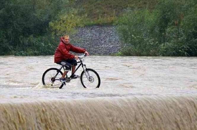 Fotos de pessoas fazendo algo que você não deve tentar repetir