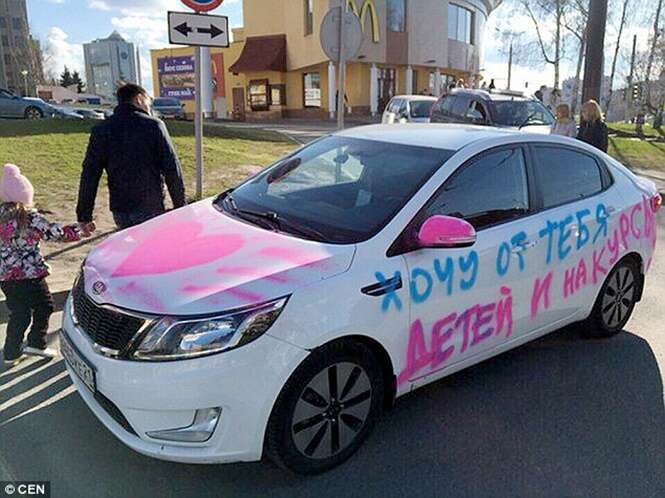 Jovem mulher picha o carro do namorado com pedido de casamento